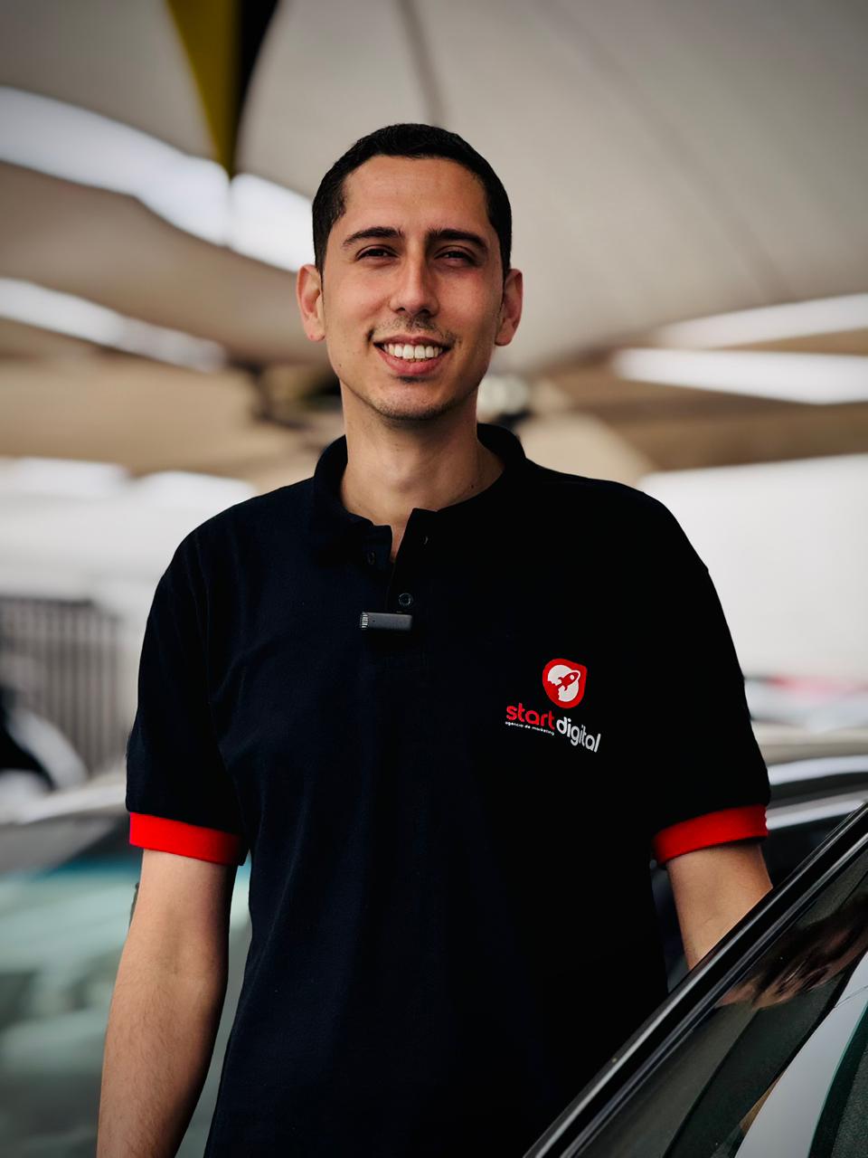 João Gregório, sorrindo, com a camisa preta da Start Digital